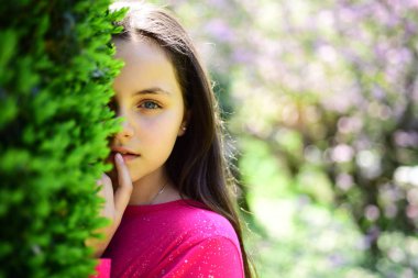 O kadar güzel ki. Bahar doğa şirin kız. Genç yüz cilt ve hiç makyaj güzel kız. Yeni görünüm güzellik modeliyle. Bahar parkta genç bayan. Doğal cilt kozmetik ve cilt bakım ürünleri