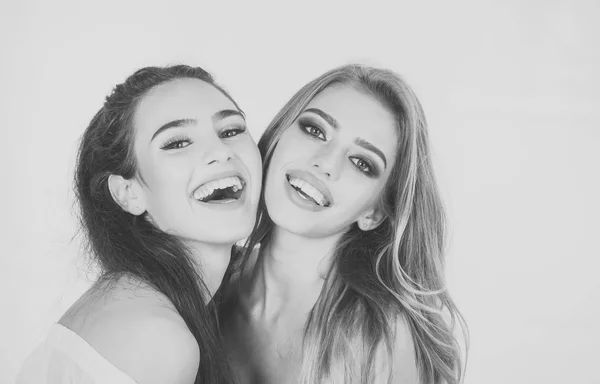 Close up casal retrato elegante de duas meninas bonitos — Fotografia de Stock