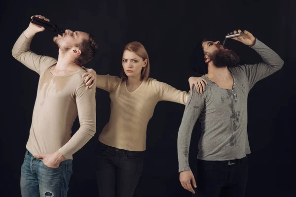 Creo que deberías dejar de beber. Gente de fiesta. Mujer sobria con hombres borrachos. Bonita mujer y hombres amigos bebiendo alcohol. Los amigos tienen fiesta para beber. El abuso de alcohol causa daños a la salud — Foto de Stock