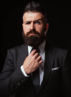 Papyon eğilim. Erkek takım elbise moda. İş emin. Toplantı uymak. İşadamı koyu gri elbiseli. Klasik takım elbise, gömlek ve kravat adam.