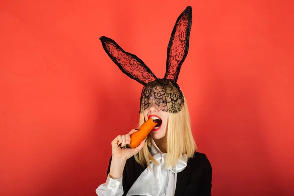 Щаслива молода жінка носить кролячі вуха і має великодні яйця. Посміхайся Великодня . — стокове фото