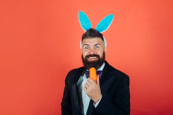 Uśmiech Wielkanoc. Wesołych Świąt i zabawny dzień Wielkanocy. Króliczek królik człowieka z bunny uszy świętuje Wielkanoc. — Zdjęcie stockowe