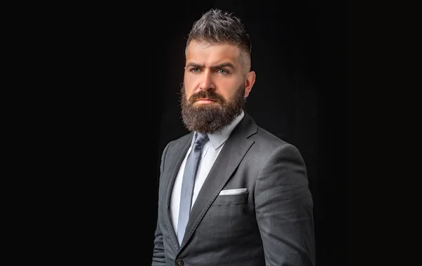 Affari sicuri. Abito da riunione. Uomo d'affari vestito di grigio scuro. Uomo in abito classico, camicia e cravatta . — Foto Stock