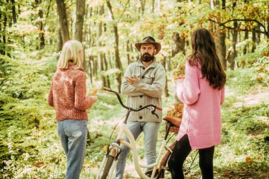 Arkadaşlar tatil. Bir bisiklet üzerinde genç arkadaşlar. Sahil mesire, güneşli bir günde bir bisiklet zevk arkadaşlarım binmek.