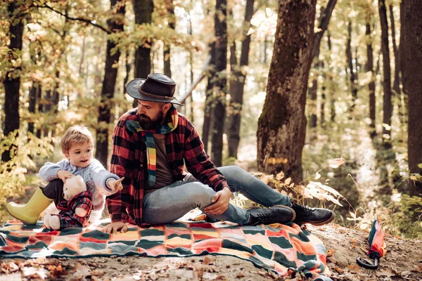 아버지와 아들이 숲에서 연주입니다. 아빠와 아들이을 공원에 웃 고 재생합니다. 아버지와 아들이을 숲에서 재생. — 스톡 사진