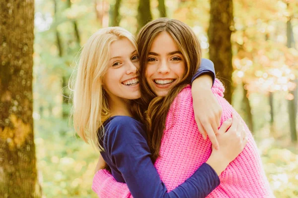 Fijne vrienden vakantie. Twee blije vrienden lachen en glimlachen buiten. — Stockfoto