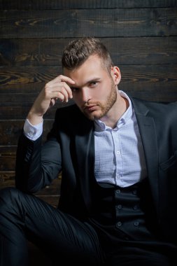 Klasik takım elbise tişörtlü adam. İş emin. Yakışıklı ciddi erkek model portresi. Hırs ve bireysellik, başarılı. İşadamı çalışmalarında.