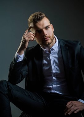 Moda portresi. Klasik takım elbiseli adam. İşler güvenli. Yakışıklı, ciddi bir erkek modelin portresi. Hırs ve bireysellik, başarılı. İş adamı..