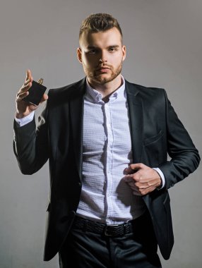 Erkek parfümü, parfüm, kozmetik. Elinde parfüm şişesi tutan bir adam. Parfüm şişesi.