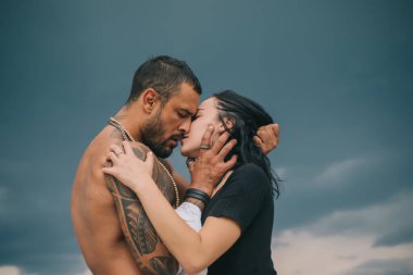 Şehvetli çift öp. Seni seviyorum. İki aşık. Romantik ve aşk. Tutku ve şehvetli öpüşme.