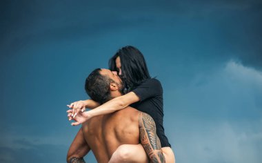 Şehvetli aşk çift. Tutkulu iki aşık. Seni seviyorum. Erkek ve kız - Genç aşıklar. Aşıklar. Erotik anlar.