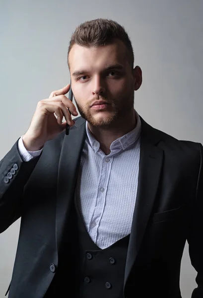 Zakenman in werken met telefoon mobil. Klassieke kostuums. Man pak mode. Vergadering telefoon. — Stockfoto