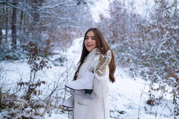 Lachendes Mädchen im Freien. Modell mit stylischem Pullover und Handschuhen. Porträt einer jungen Frau im Schnee, die versucht, sich zu wärmen. Winterweib. — Stockfoto