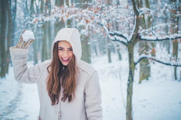 Portrait d'hiver de jeune belle femme brune dans le jardin des neiges. Des gens dans la neige. Portrait d'hiver femme . — Photo
