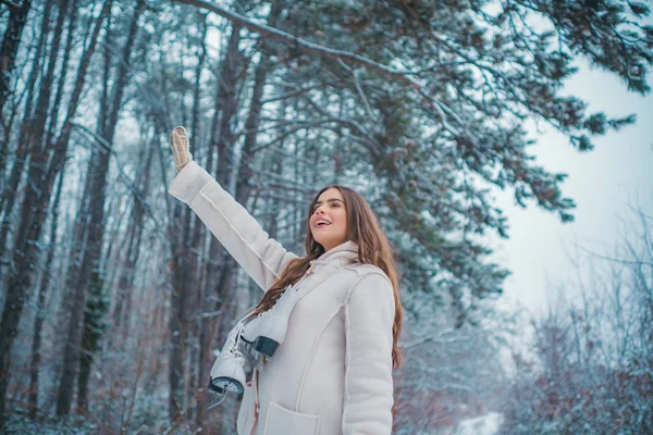Zima snow kobieta. Odkryty Boże Narodzenie portret. Zimowa kobieta szczęśliwa. — Zdjęcie stockowe