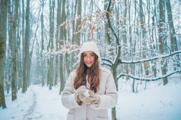 Dziewczyna bawi się śnieg w parku. Zimowe ubrania kobiety. Zima snow kobieta. Zimowa kobieta wentylatora. Global chłodzenia. — Zdjęcie stockowe