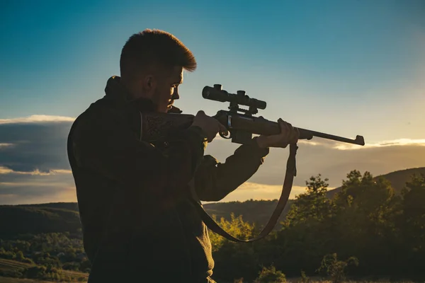 Jäger mit Gewehr auf Jagd. realistischstes Jagdspiel aller Zeiten. Jagdgewehr. — Stockfoto