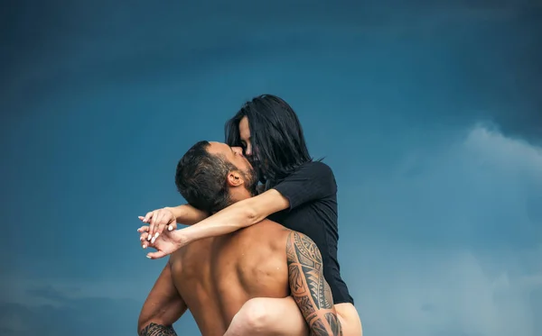 Sinnliches Liebespaar. leidenschaftliches verliebtes Paar. ich liebe dich. Junge und Mädchen - junge Liebende. Verliebte Menschen. Erotische Momente. — Stockfoto