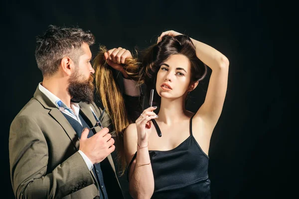 Cabello largo. Corte de pelo de moda. Peluquería, salón de belleza. Peluquero maestro hace el peinado y el estilo. Peluquería hace peinado . —  Fotos de Stock