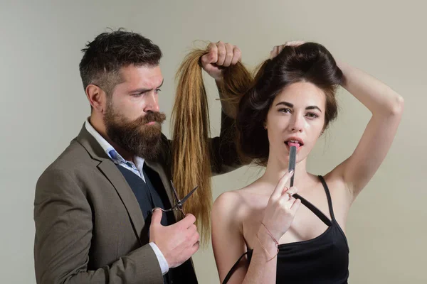 Friseurmeister frisiert und frisiert mit Schere und Kamm. Friseure arbeiten für eine Frau im Friseursalon. Haarschnitt im Schönheitssalon. — Stockfoto