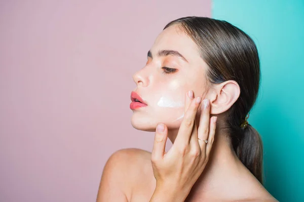 Cara de mujer con escamas bajo los ojos. Copos de mujer. Parches bajo los ojos cerrados para la mujer. Primer plano de una joven con manchas bajo los ojos de las arrugas y las ojeras . —  Fotos de Stock