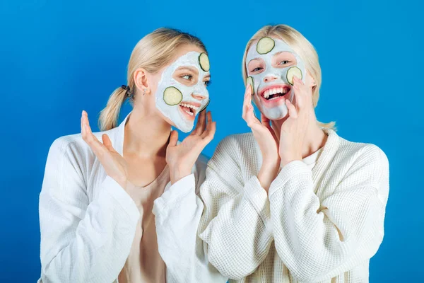 Ritratto di due belle giovani modelli femminili con trucco facciale naturale. Il concetto di cura della pelle. Crema viso. Bella giovane donna faccia con pelle fresca . — Foto Stock