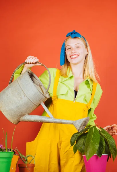 Schöne junge Frau bei der Gartenarbeit. Blumen gießen. Gärtnerin beim Pflanzen von Blumen. Frau pflanzt Blumen im Topf. — Stockfoto