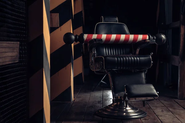 バーバー ショップかもし出して概念。理髪店の椅子。バーバー ポール. — ストック写真