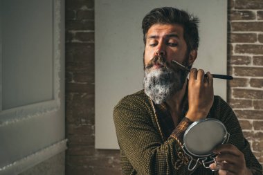 Usta Kuaför yok saç modeli ve tarz ile makas ve tarak. Kuaför saç modeli bir sakallı bir adam yapar. Acımasız adam modern Kuaför Salonu.