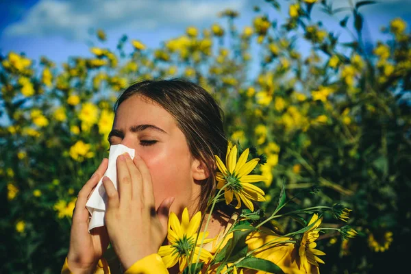 女の子は、開花時に花粉症に苦しんで、ナプキンを使用します。バック グラウンドでの花木。きれいな女性は、インフルエンザくしゃみ鼻を得た。アレルギー。ポートレート、クローズ アップ. — ストック写真