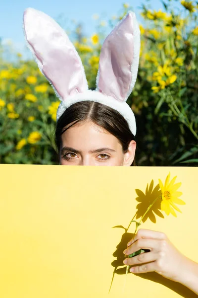 Vrolijk Pasen en grappige Paasdag. Bunny oren van het konijn kostuum. Verbaasd bunny paar dragen bunny oren, kopie ruimte. — Stockfoto