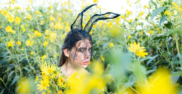 快乐的年轻女子穿着兔子耳朵和复活节彩蛋。兔子耳朵服装. — 图库照片