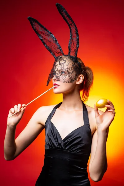 Menina em um traje coelho da Páscoa com orelhas e ovos. Feliz Páscoa e divertido dia de Páscoa. Traje de orelhas de coelho . — Fotografia de Stock