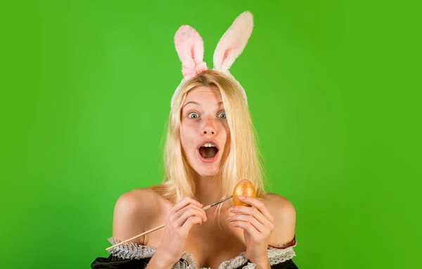 Чуттєва жінка носить кролячі вуха і проведення барвисті великодні яйця виглядає здивовані камери. Дуже веселий концепція свято Пасхи. Божевільні люди. Зі святом Великодня. Красива блондинка чуттєвий. — стокове фото