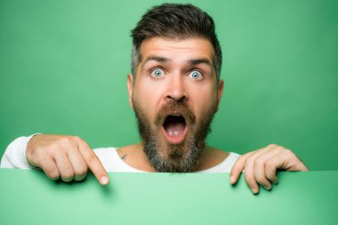 Yeşil patricks arka plan. Yeşil arka plan üzerinde Saint Patricks Day cin parti şapka adam.