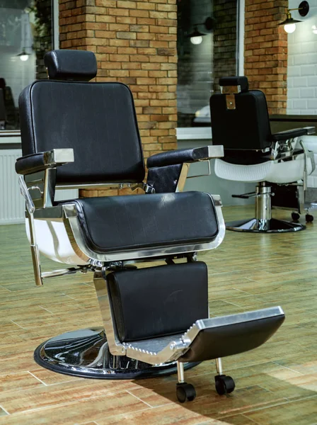 Barbería vintage. Silla de peluquería. Elegante silla de peluquero vintage. Sillón de peluquería, peluquería moderna y peluquería. Tema Barbería. Barbería interior . —  Fotos de Stock