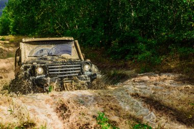 Çamur ve su sıçrama off-road yarış içinde. Sefer offroader. Drag racing araba lastik yakar. Aşırı. Off-road araç. Ralli yarış.