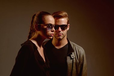Entelektüel bir bak. Moda trendy güneş gözlüğü modellerinde. İki aşık. Çift erkek ve kadın moda gözlük takıyor. İlişkileri seviyorum. Dostluk günü. Dostluk ilişkileri. İki kalbi sevgi dolu