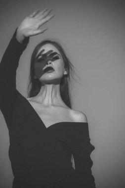 Moda şık kadın siyah, makyaj bak. Kuaför ve Cilt Bakımı, yaz modası. Güzellik ve moda, kozmetik. Zarif kadın uzun saçlı. Mavi gökyüzü arka plan üzerinde kırmızı dudaklar ile kız.