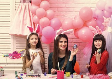 Anne ve kızı el yapımı yumurta boya.