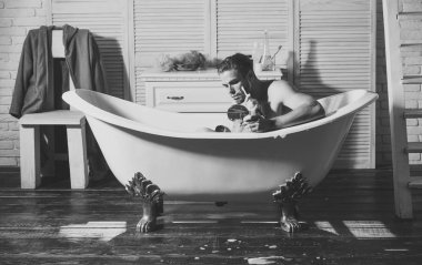 Tıraş jilet, sabun, adamla ayna küvette banyo