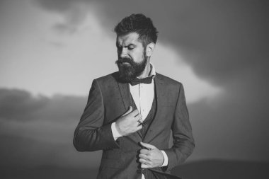 Hipster dramatik gökyüzü, önünde şık görünümü ile manzarası.