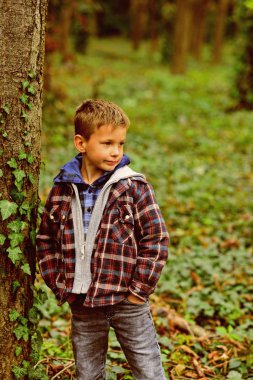 Kendinize zaman ayırın. Sevimli küçük çocuk. Küçük çocuk oyun parkı. Benim mükemmel hafta sonu parkta yürüyüş için gidiyor