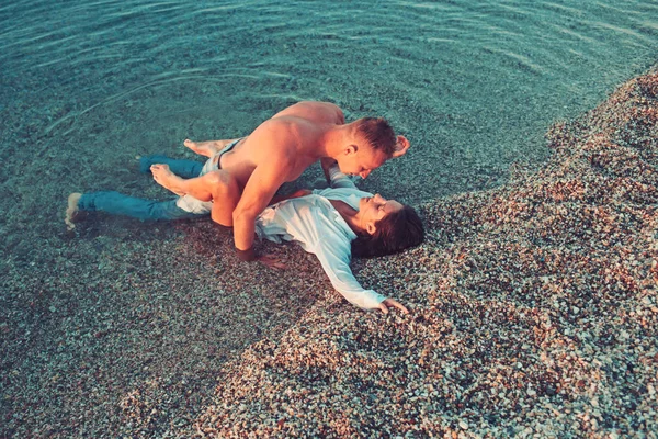 섹시 한 여자와 바다에서 남자입니다. 섹시 한 여자와 남자는 포용 하 고 바닷물에 섹스 게임. — 스톡 사진