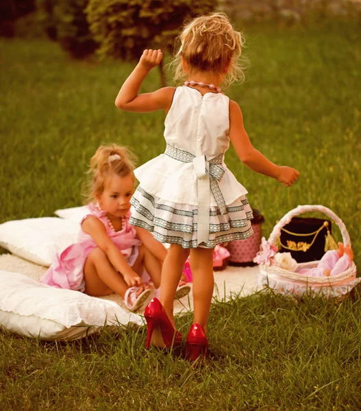 Дівчата або сестри грають в літній день на відкритому повітрі — стокове фото