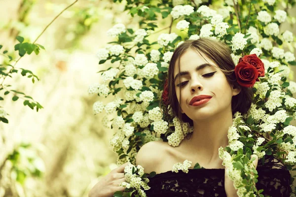 Beauté et de la mode, fille avec le maquillage espagnol, rose dans les cheveux — Photo