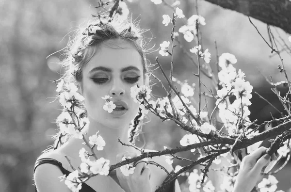 Menina bonita no parque de primavera com flores — Fotografia de Stock