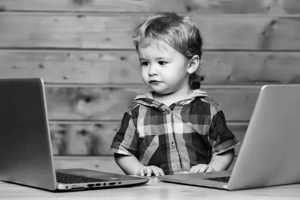 Carino ragazzo gioca su computer — Foto Stock