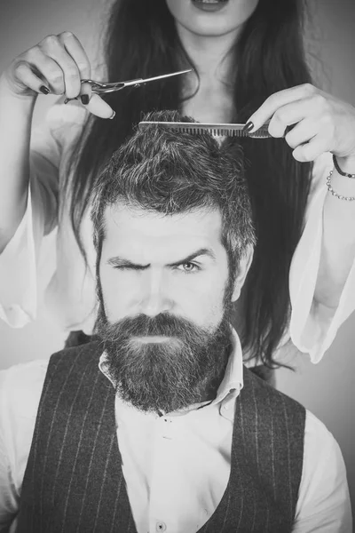 Homme barbu boire du whisky, femme sexy avec de longs cheveux bouclés . — Photo