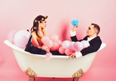 Uygun bir damat. Banyo küveti aşık çift. Birkaç MIME adam ve seksi kadın banyo keyfini çıkarın. Kabarcık banyo günü. Güzellik rutin ve kişisel hijyen. Rutin bakım saç. Banyo hijyen alışkanlıkları